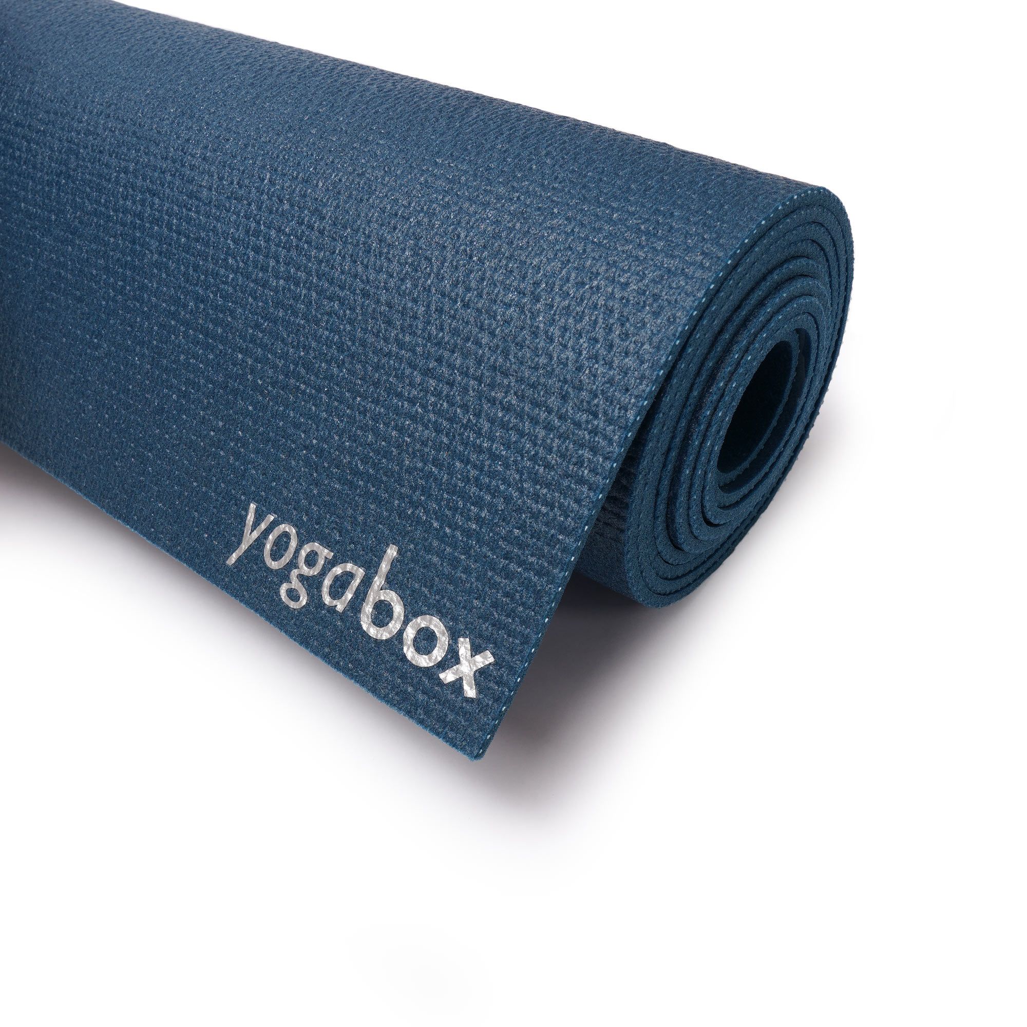 Gerollte blaue Yogamatte mit "yogabox" Logo.