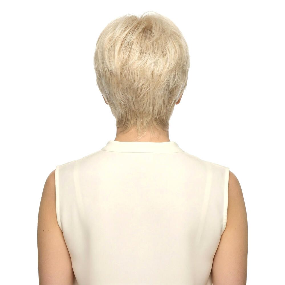 Blond gefärbte Perücke mit kurzem, gestuftem Schnitt. Rückansicht.