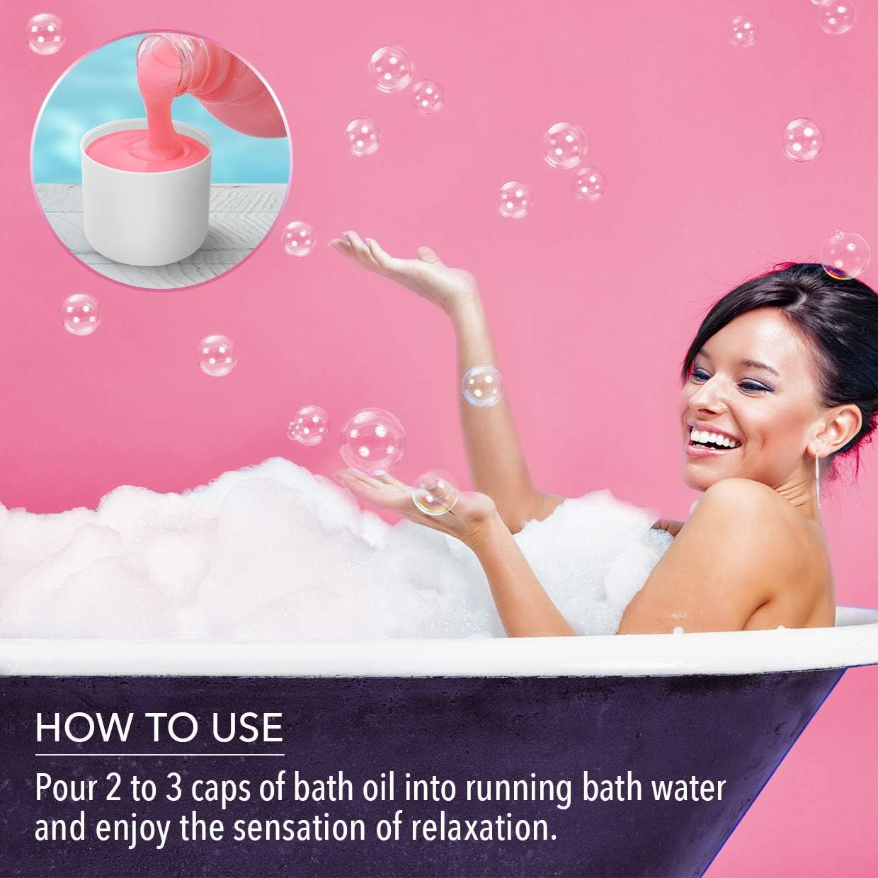 Frau in der Badewanne mit Schaum. Rosa Flasche wird in einen Behälter gegossen. Rosa Hintergrund.