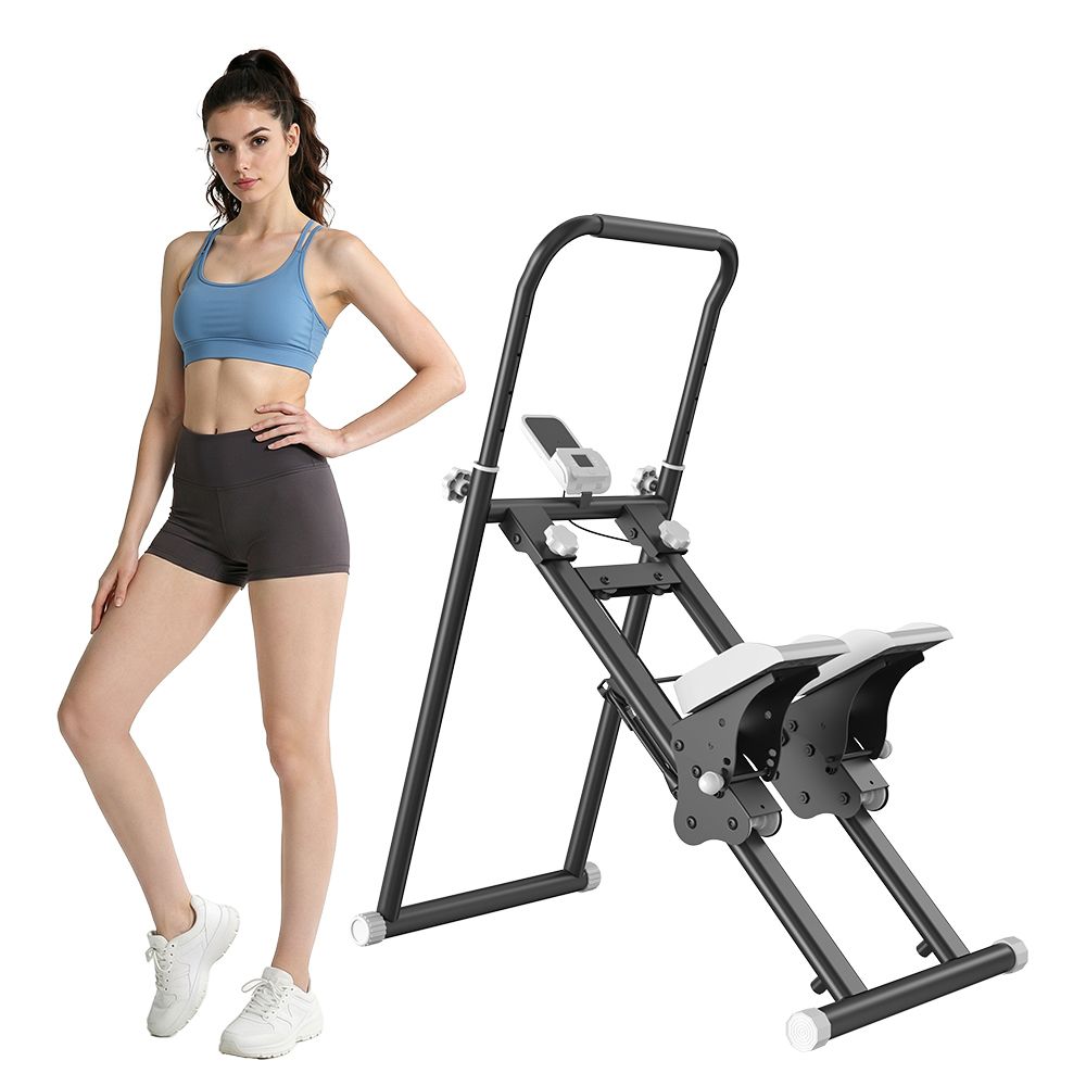 Schwarzer Stepper mit verstellbarem Lenker und Pedalen. Frau steht daneben. Graue Shorts, blaues Top.