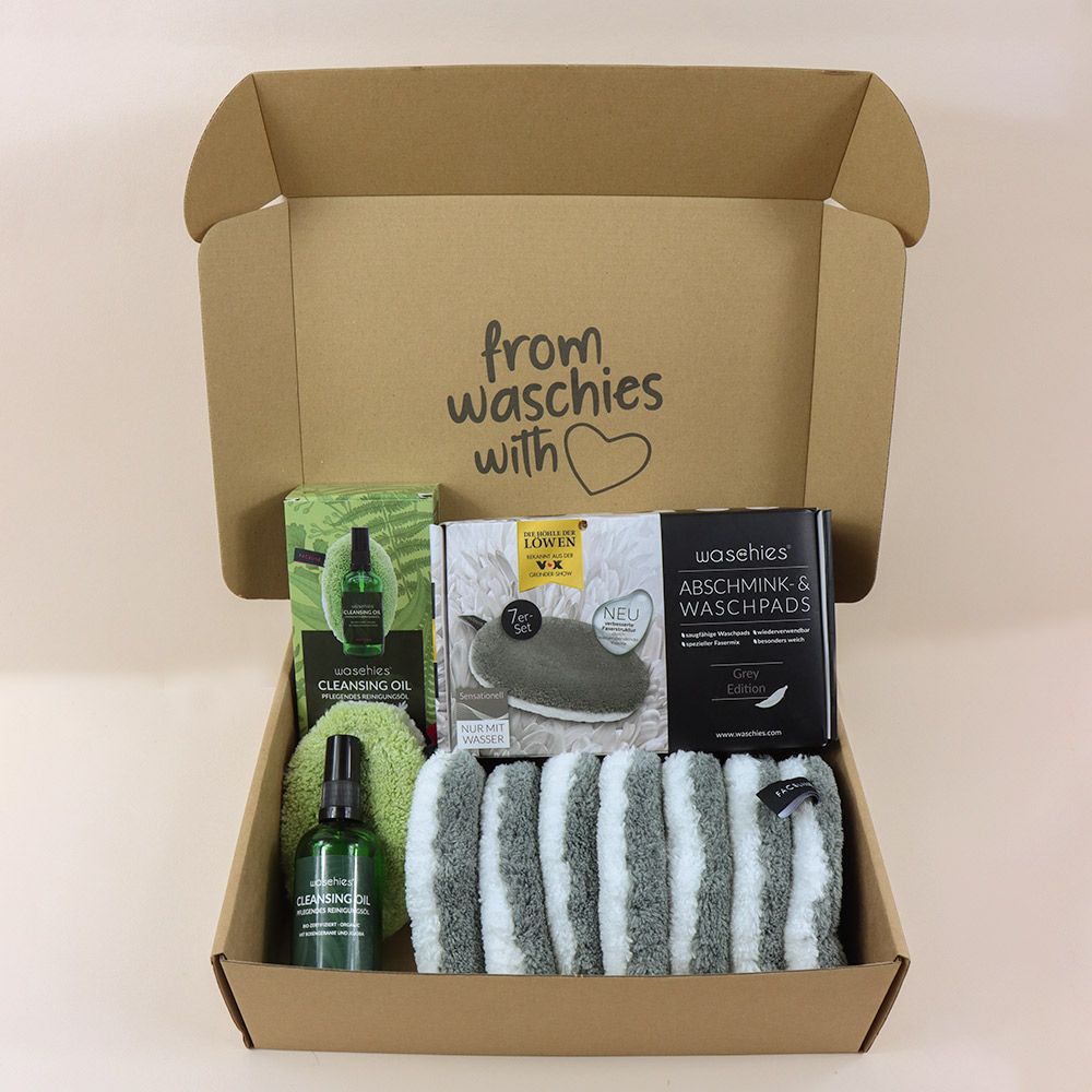 Offene Box mit Produkten: Waschies, Reinigungsöl, Schwamm. Text: from waschies with ❤️. Waschies-Logo auf Produkten.
