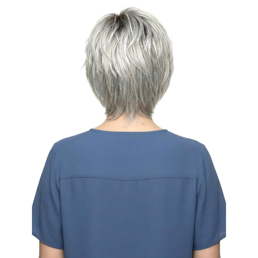 Kurzhaarperücke mit grauem Haar. Rückansicht einer Frau mit blauem Oberteil.