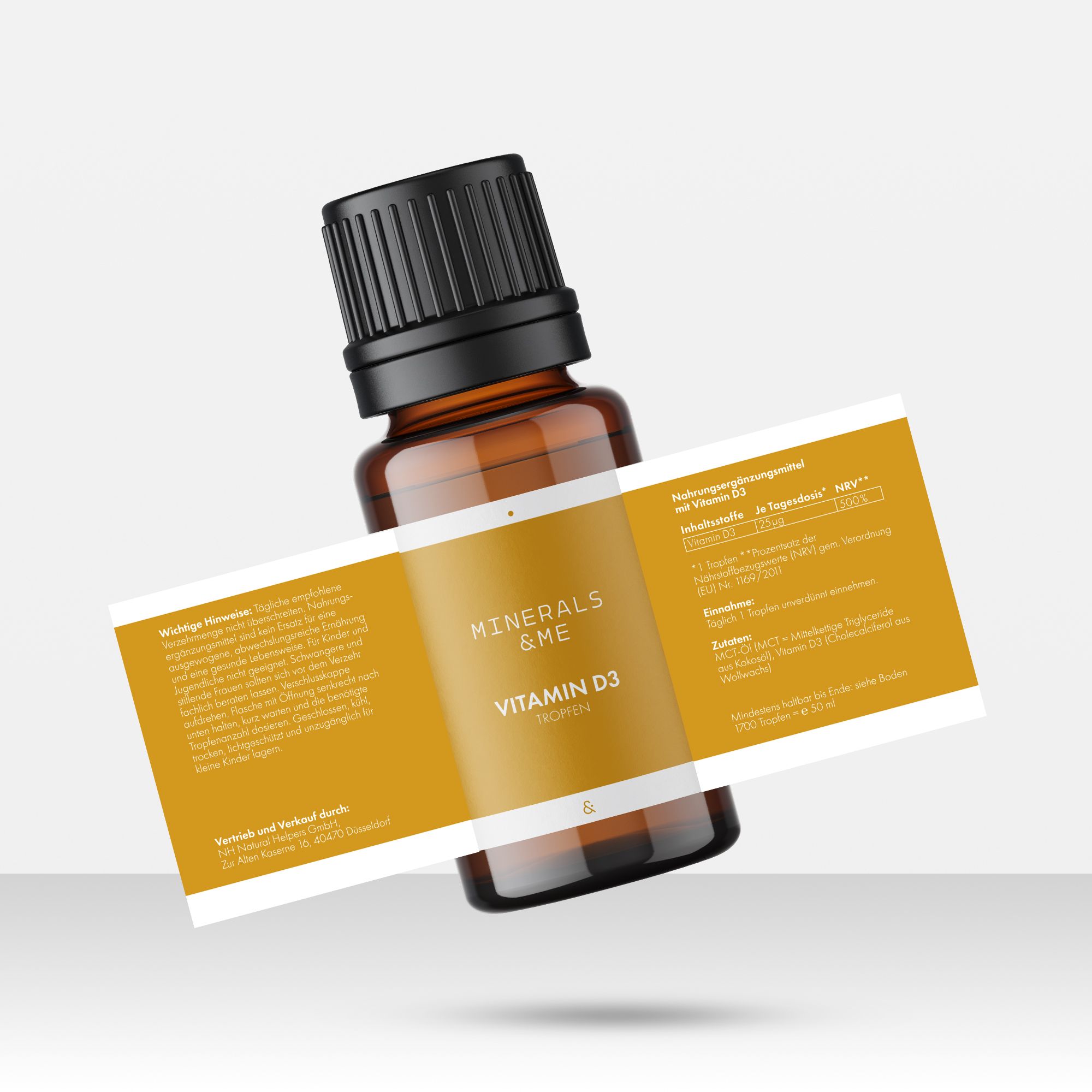 Braunglasflasche mit Tropfen. Aufschrift: MINERALS & ME Vitamin D3. Produktetikett ausgeklappt mit Informationen.
