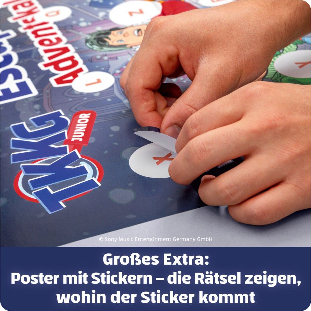 Hände kleben Sticker auf Poster. Poster mit Escape-Adventskalender-Motiv. TKKG Junior-Logo.