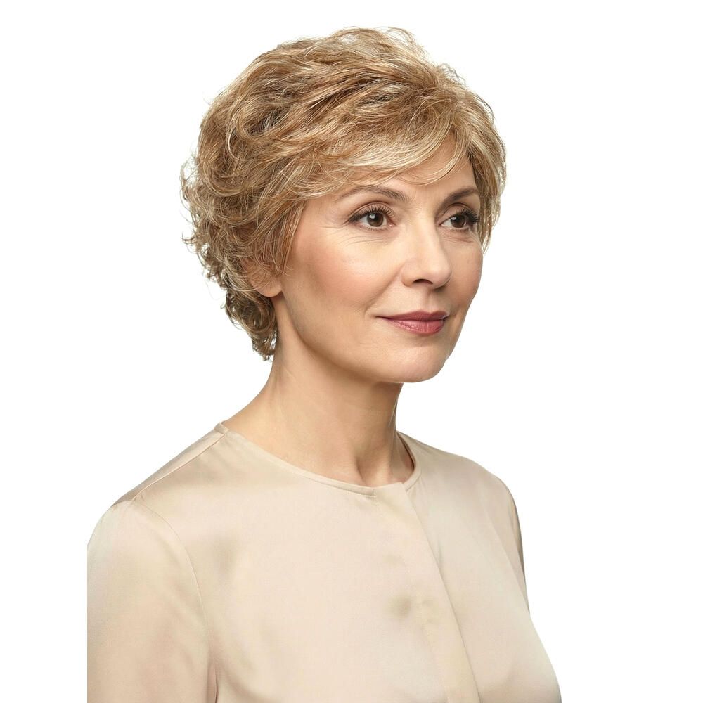 Kurzhaarperücke in Blondtönen. Dreiviertelansicht einer Frau mit Perücke. Natürlicher Look, wellige Struktur.
