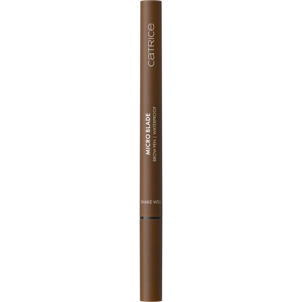 Brauner Augenbrauenstift. Aufschrift: CATRICE, MICRO BLADE, BROW PEN | WATERPROOF. Aufschrift: SHAKE WELL.
