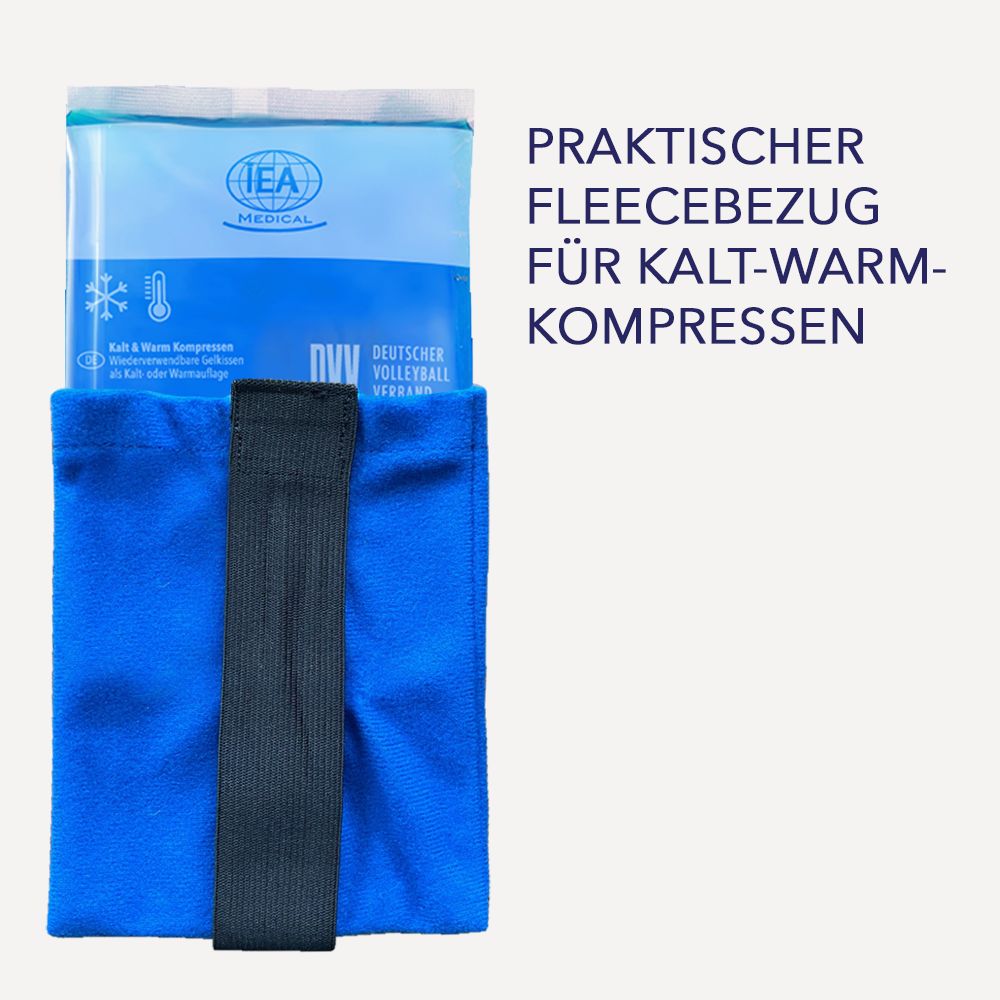 Blaue Fleecebezug mit Kompresse. Text: Praktischer Fleecebezug für Kalt-Warm-Kompressen. Schwarzer Gurt.