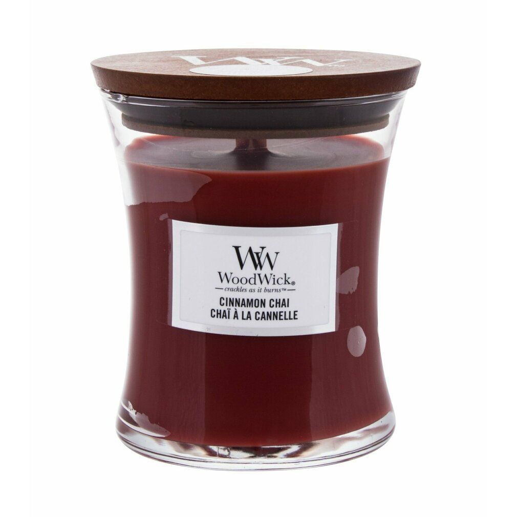 Sanduhrförmige Kerze mit Holzdeckel. Rotes Wachs in Glasbehälter. Etikett mit "WoodWick" und "Cinnamon Chai".