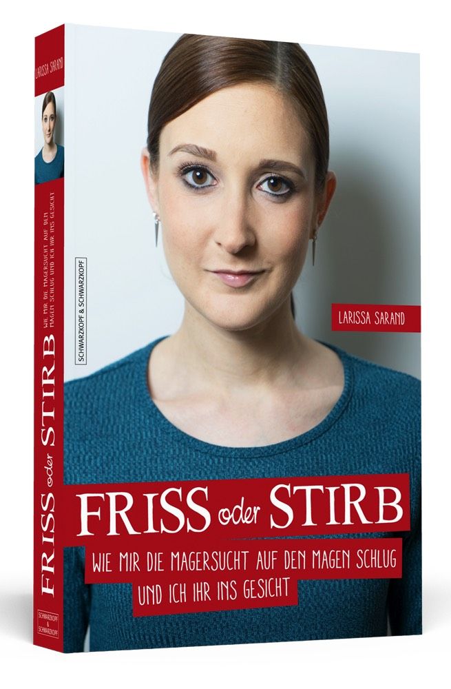 Buchcover mit dem Titel "Friss oder Stirb". Autorin Larissa Sarand. Frau mit blauem Oberteil. Roter Buchrücken mit Text.