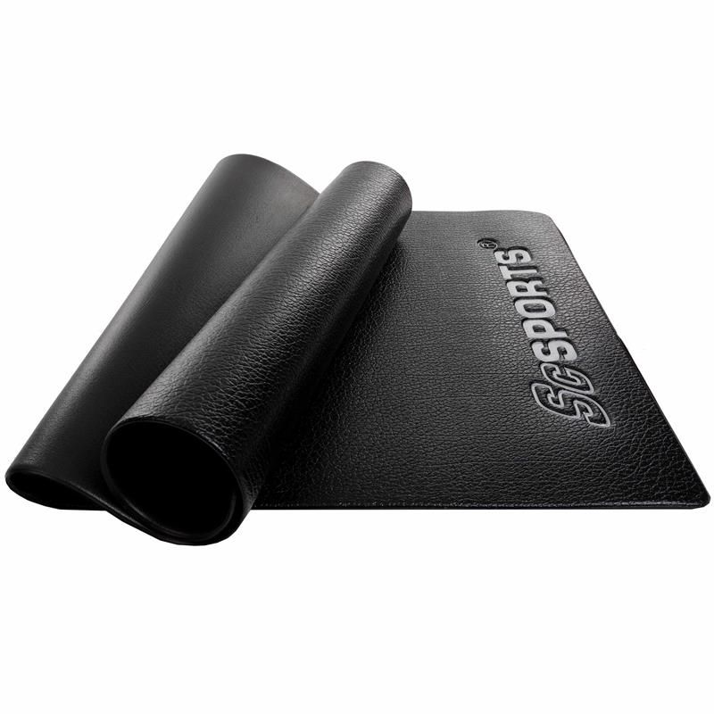 Schwarze Unterlegmatte, teilweise gerollt. Geprägtes ScSPORTS® Logo. Strukturierte Oberfläche.