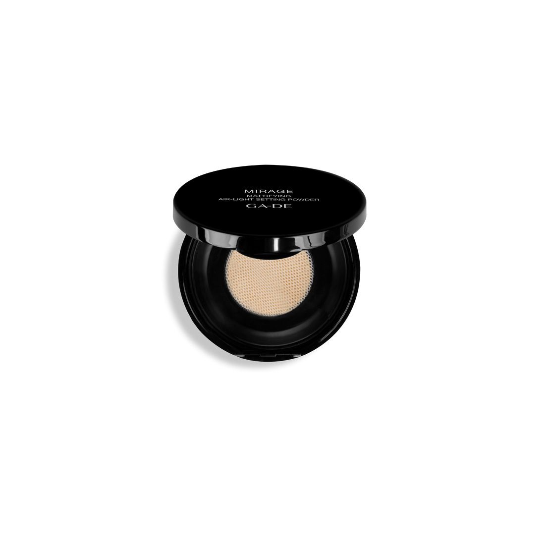 Offener Puderbehälter mit schwarzem Deckel. Aufschrift: Mirage, Mattifying Air Light Setting Powder, Ga-De. Puderpad sichtbar.