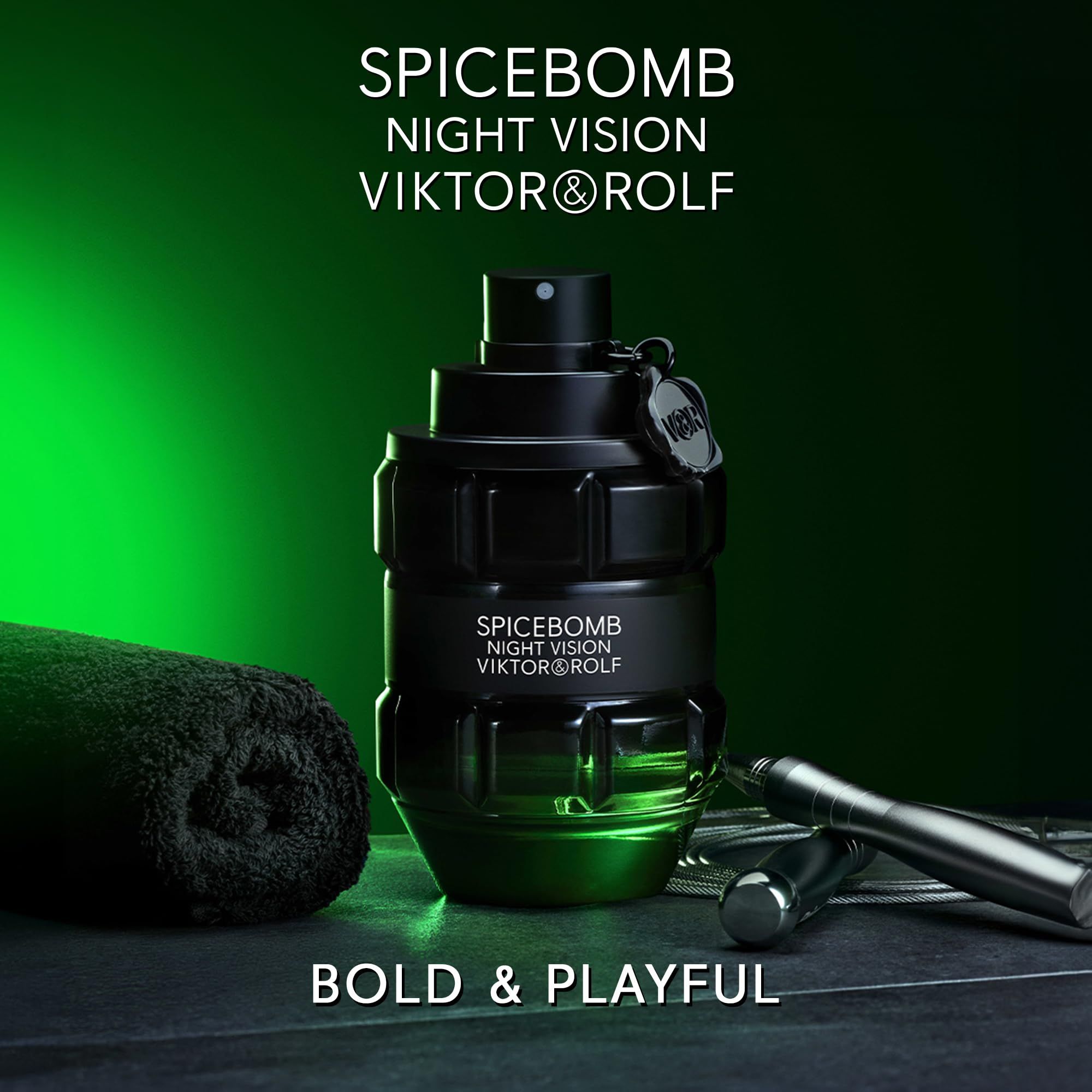 Schwarze Flasche mit grünem Boden. Text: SPICEBOMB NIGHT VISION VIKTOR&ROLF. Handtuch und Accessoires.