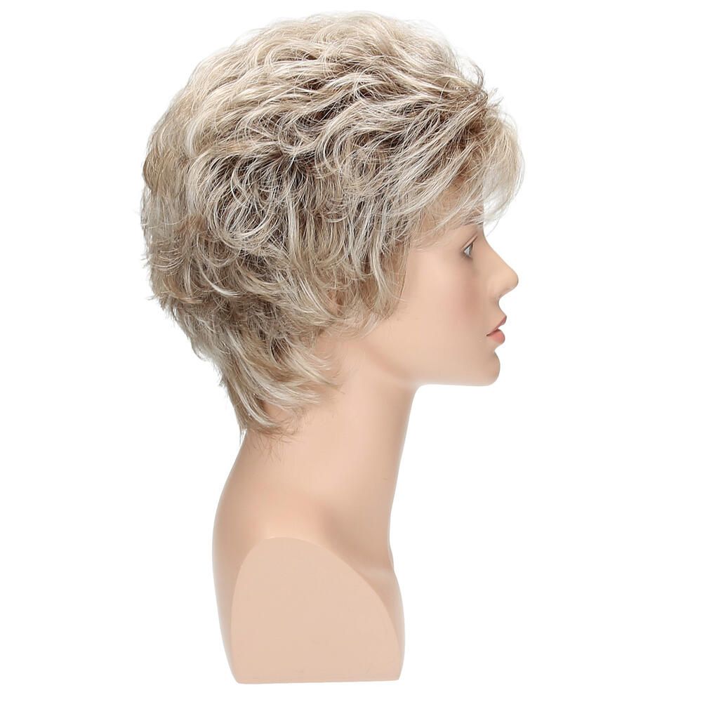 Perücke Mia von Lofty, blond-braun, auf einem Schaufensterkopf. Seitenansicht.