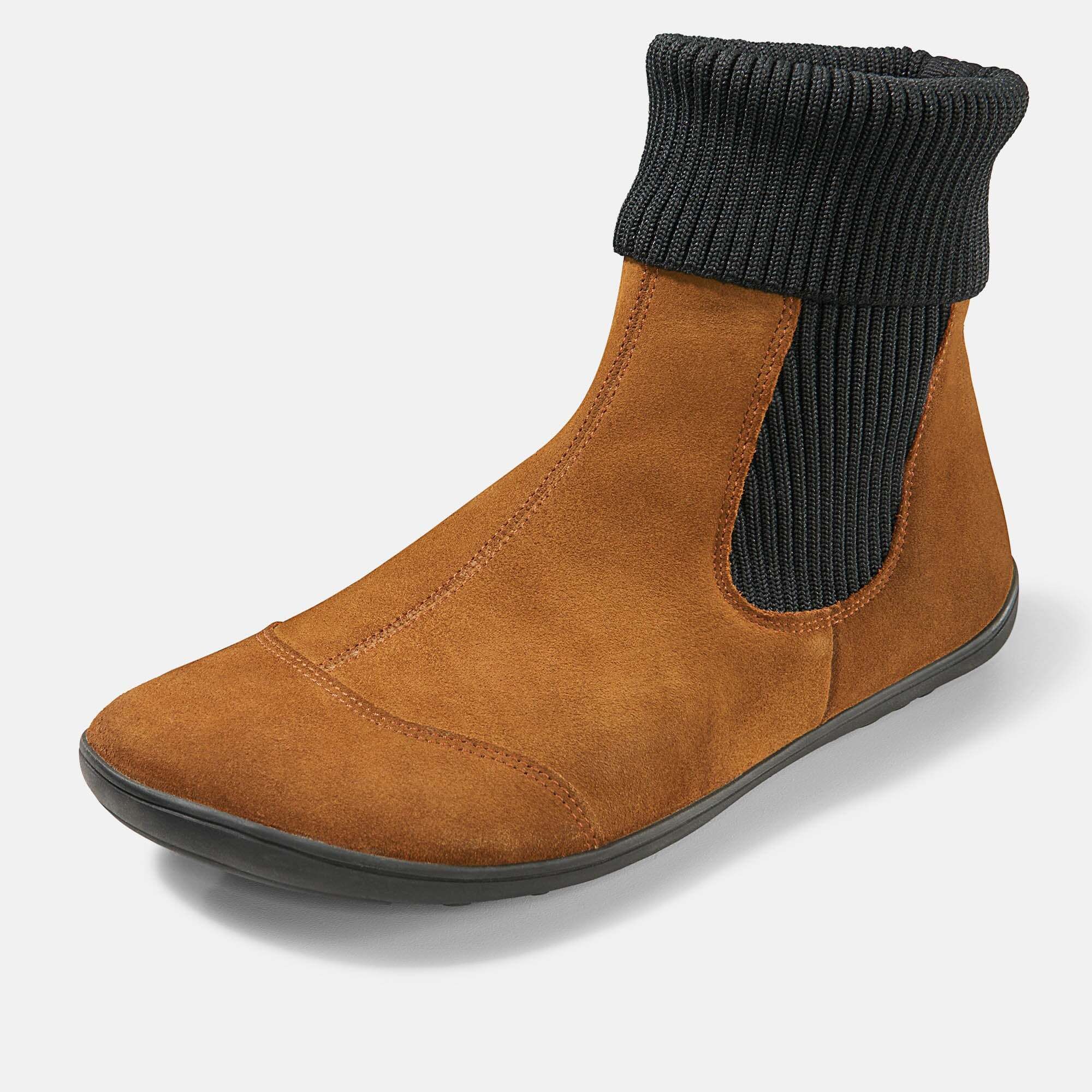 Braune Stiefelette mit schwarzem, geripptem Schaft. Seitlicher Gummizug. Schwarze Sohle. Hellbraunes Leder.