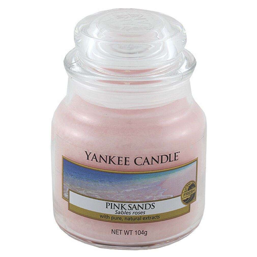 Duftkerze Pastellpink im Glasbehälter mit Deckel. Etikett mit "Yankee Candle", "Pink Sands" und "104g".