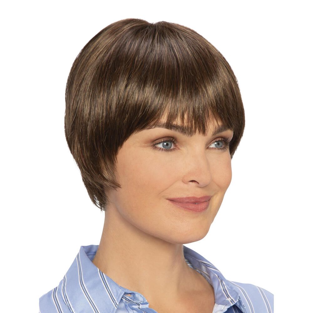 Kurzhaarperücke in Braun mit Pony. Gezeigt an einer Frau. Vorderansicht.