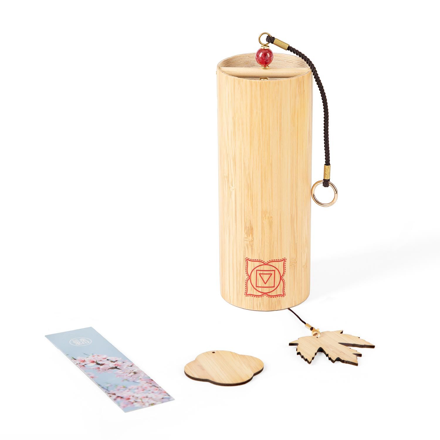 Klangspiel aus Bambus mit Holzblatt und Wolkenform. Zylindrische Form, rotes Chakra-Symbol. Hängevorrichtung mit roter Kugel.