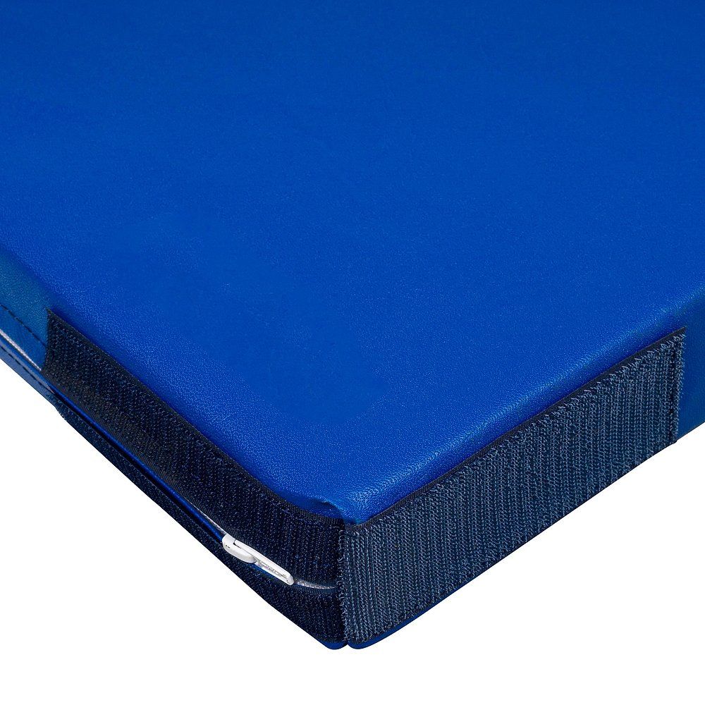 Blaue Turnmatte mit Klettverschluss an der Ecke. Detailaufnahme.