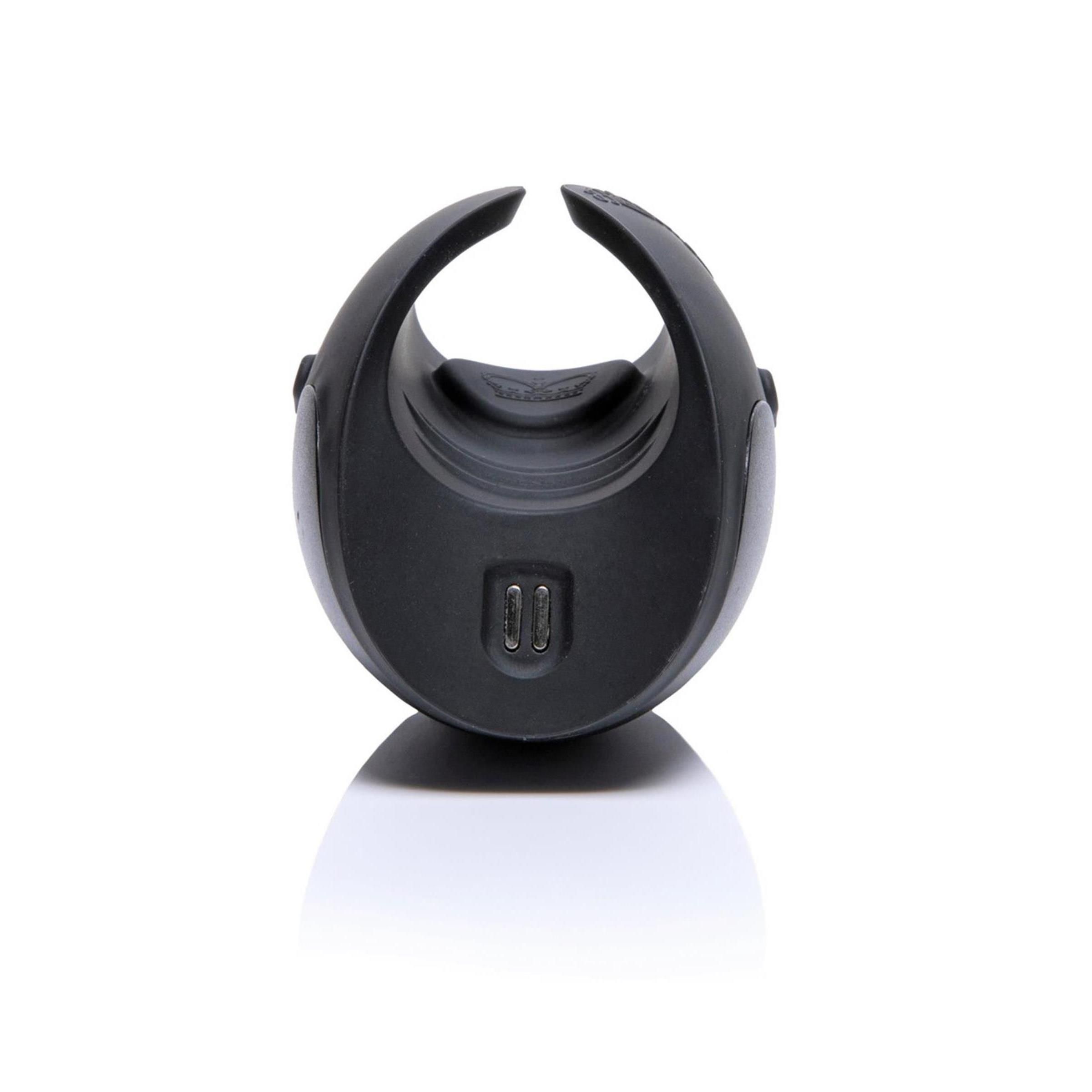 Schwarzes, ovales Gerät. Unterseite mit zwei Metallkontakten.