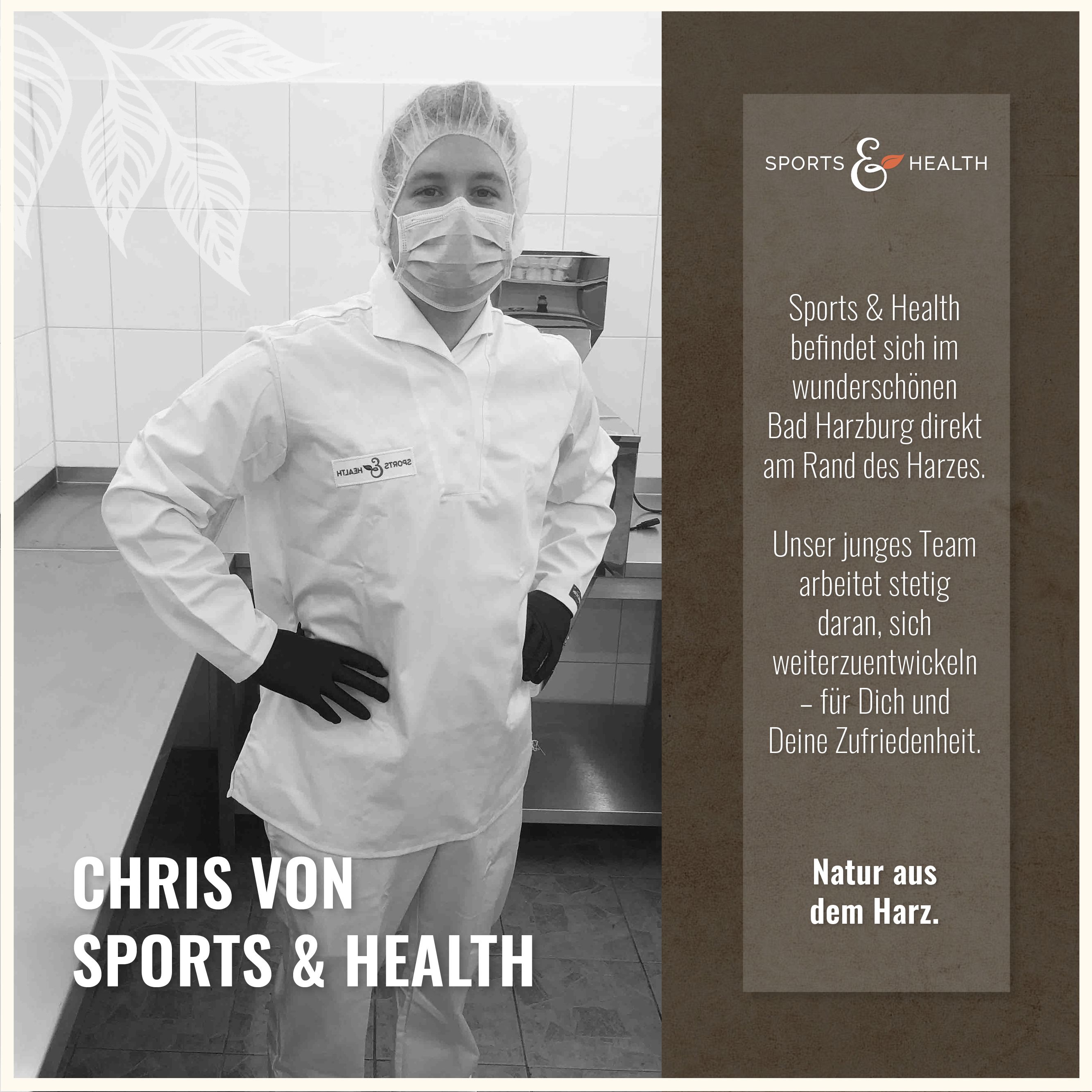 Schwarz-Weiß-Foto eines Mannes in weißer Kleidung und Maske. Text: "Chris Von Sports & Health".
