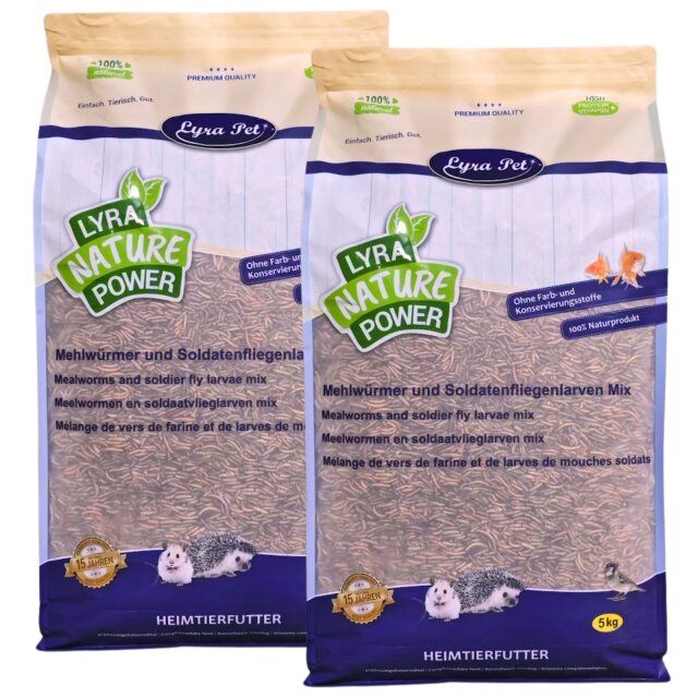 Zwei Beutel Lyra Pet Heimtierfutter. Aufschrift: Mehlwürmer und Soldatenfliegenlarven Mix. Naturprodukt. 5kg.