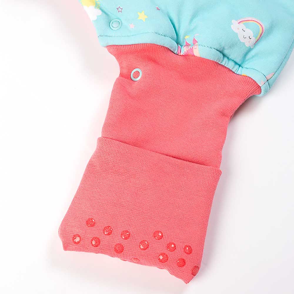 Detailaufnahme des Fußendes eines Schlafsacks. Rotes Bündchen mit rutschfesten Punkten. Oeko-Tex Qualität.