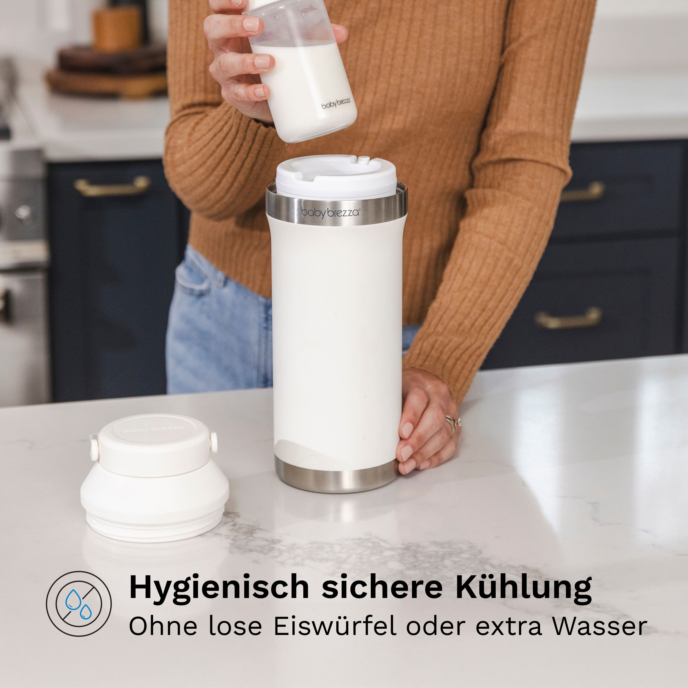 Eine Frau gibt Muttermilch aus einer Babyflasche in eine weiße Baby Brezza Thermosflasche.