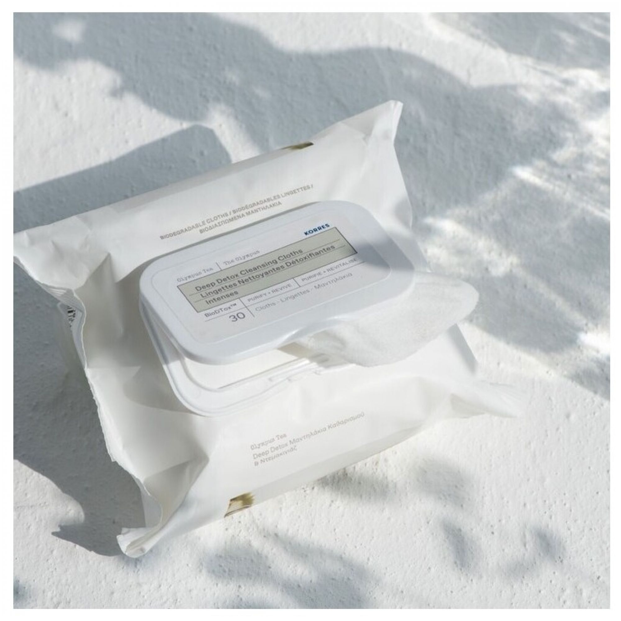 Verpackung mit 30 Korres Deep Detox Reinigungstüchern, auf weißem Untergrund.