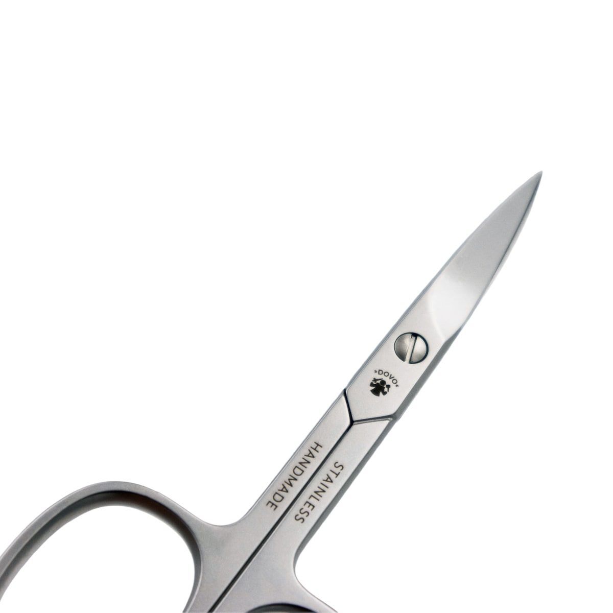 Nagelschere aus Edelstahl. Aufschrift: HANDMADE, STAINLESS. Logo. Nahaufnahme, weißer Hintergrund.