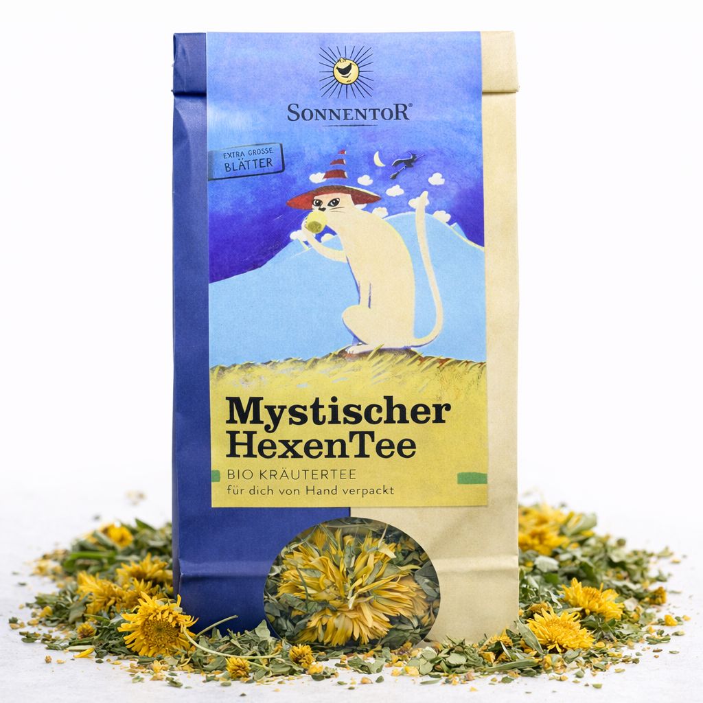 SonnenTor Mystischer HexenTee Beutel, umgeben von getrockneten Kräutern und gelben Blüten.