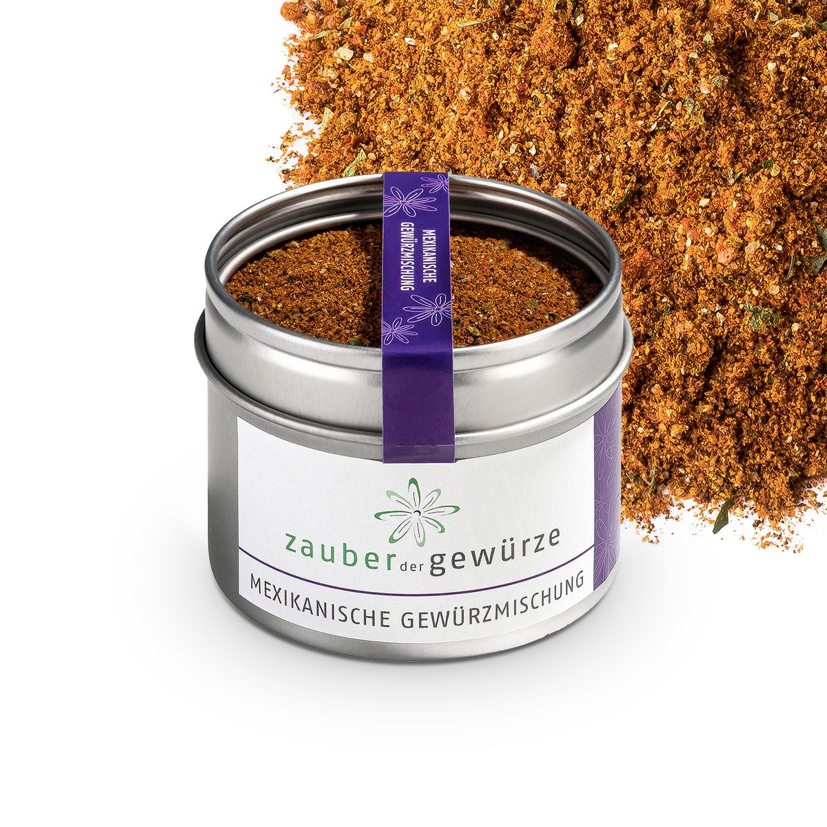 Gewürzmischung in Dose. Silberne Dose mit weißem Etikett und lila Band. Gewürze daneben. Aufschrift: Zauber der Gewürze, Mexikanische Gewürzmischung.