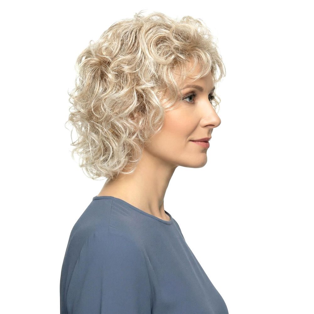 Hellblonde Perücke mit Locken. Die Frau trägt ein blaues Oberteil. Seitenansicht.