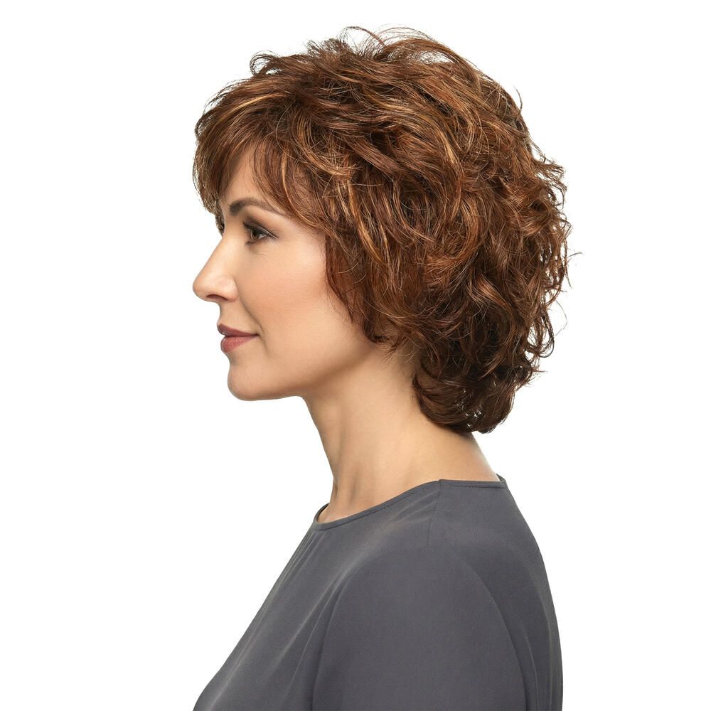 Kurzhaarperücke mit gewelltem Haar in Braun- und Blondtönen. Profilansicht einer Frau mit grauem Oberteil.