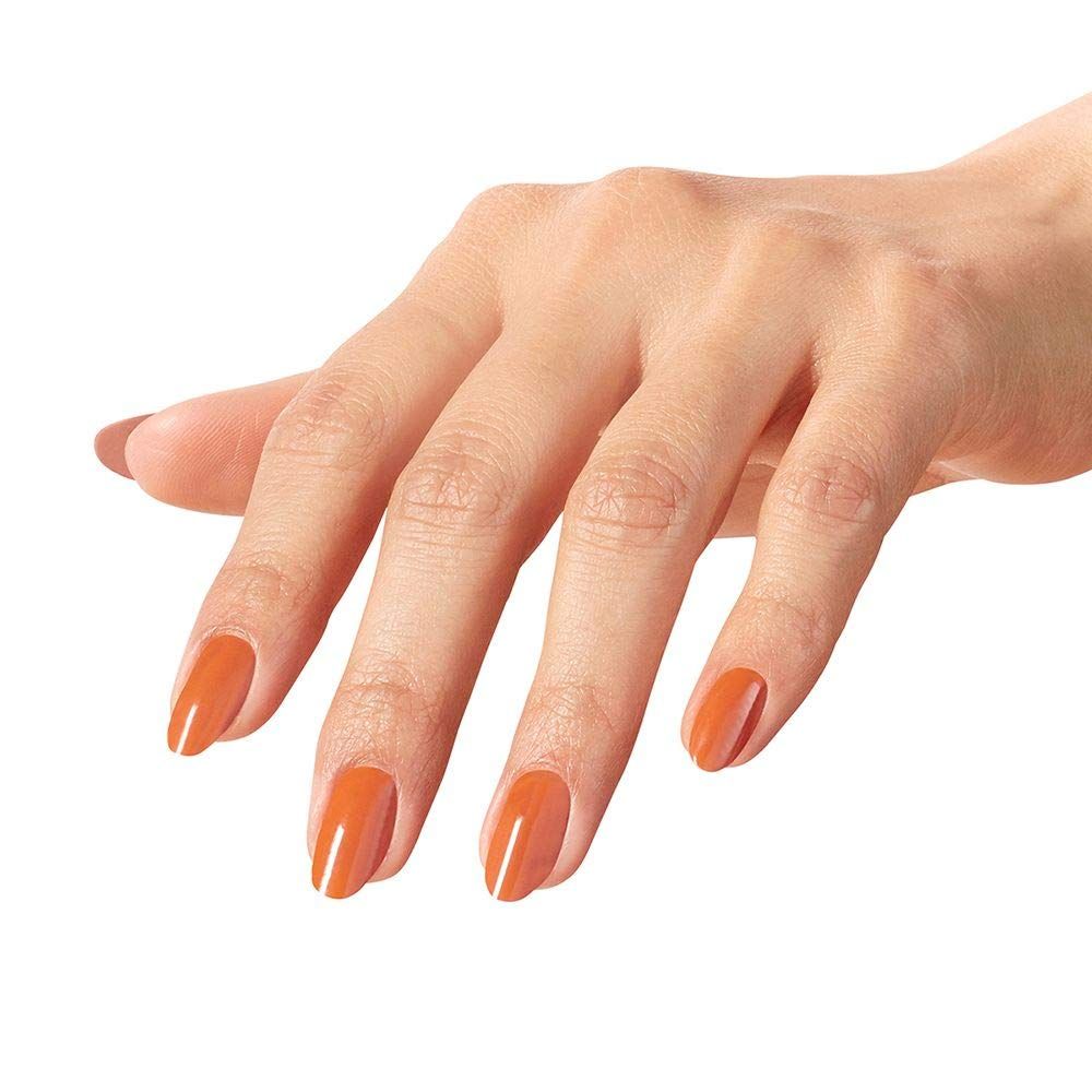 Hand mit lackierten, mandelförmigen Nägeln in Orange. Auf weißem Hintergrund.