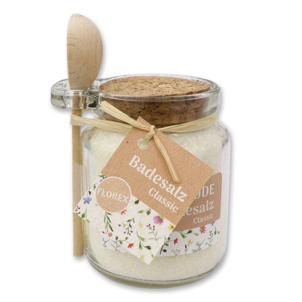 Glas mit Badesalz, Holzlöffel und Etikett. Aufschrift: Badesalz Classic.