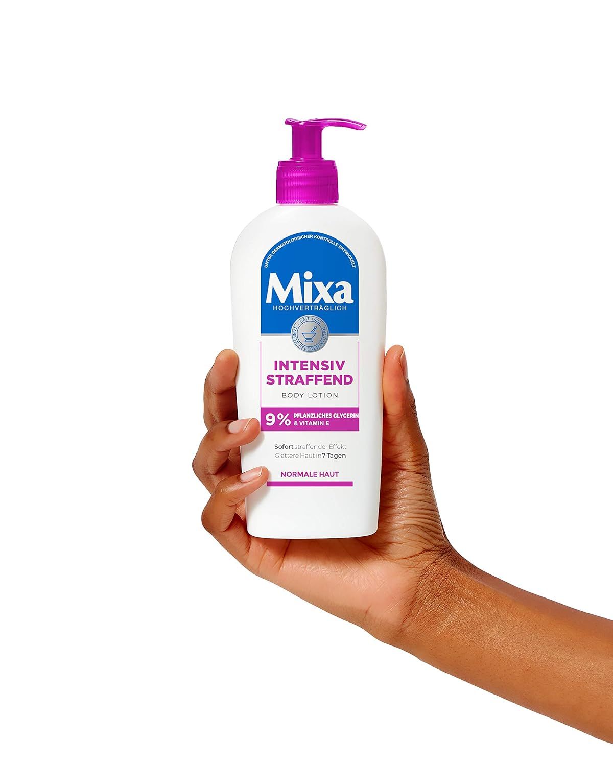 Hand hält Mixa Intensiv Straffend Body Lotion Flasche. Pumpkopf und Produktinformationen deutlich sichtbar.