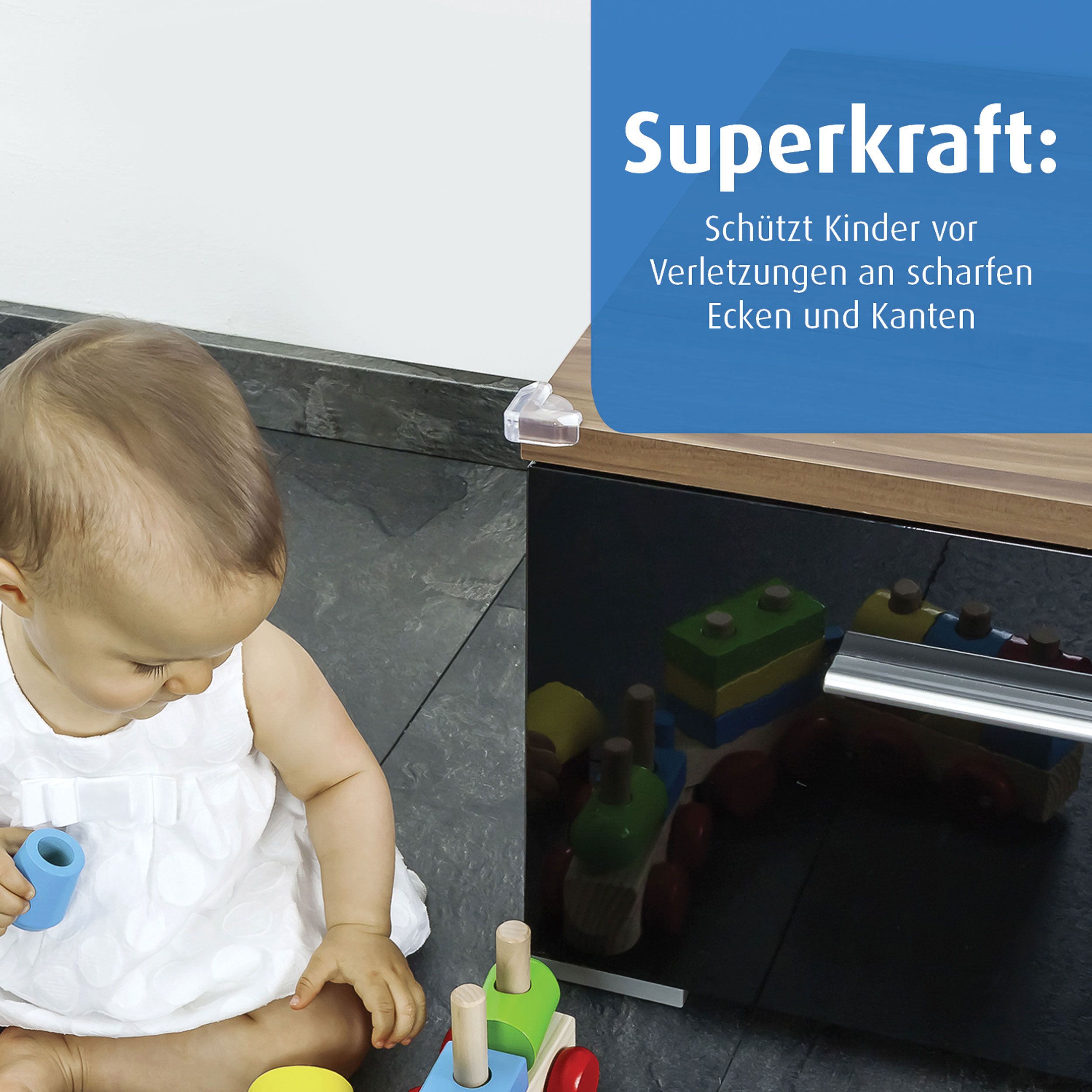 Transparenter Eckenschutz aus Kunststoff an einer Möbelecke.