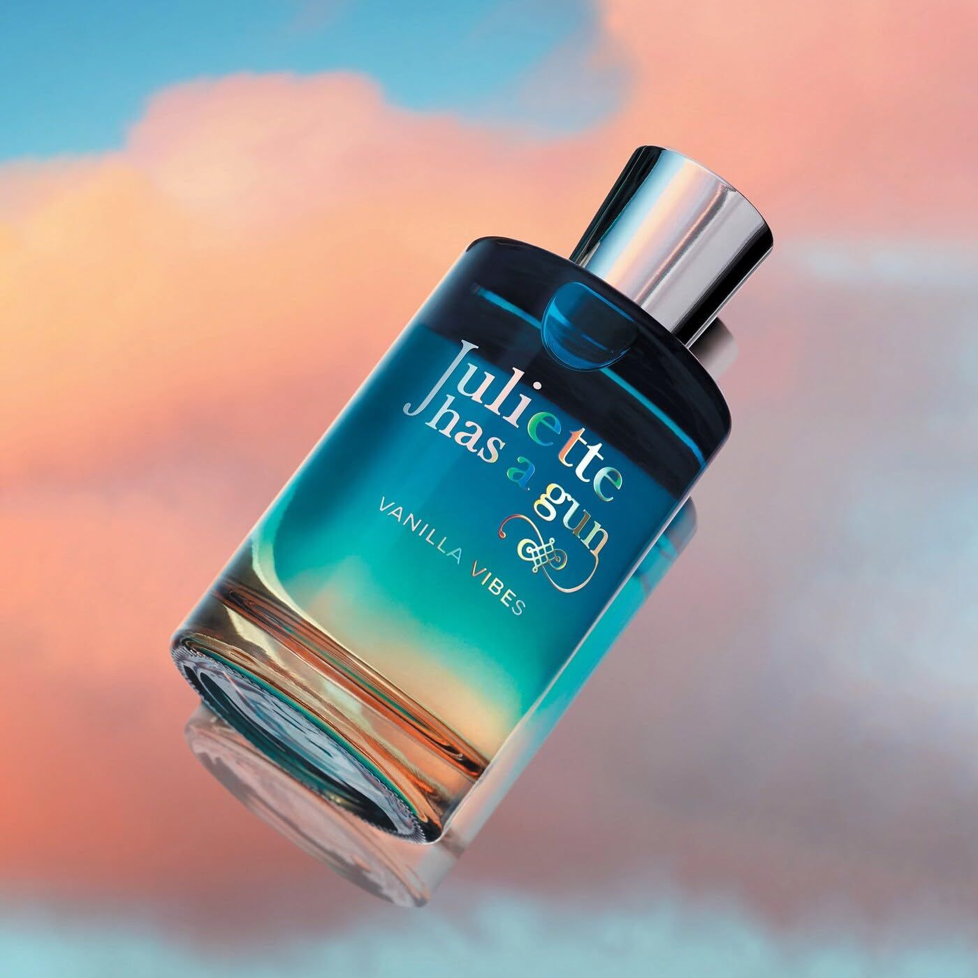 Juliette Has A Gun Vanilla Vibes Eau de Parfum Spray. Flakon mit blau-gelbem Farbverlauf. Aufschrift: Vanilla Vibes.