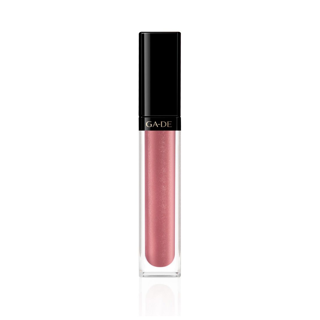Lipgloss mit schwarzem Deckel. Der transparente Behälter enthält eine rosa Flüssigkeit. Der Markenname GA-DE ist auf dem Deckel aufgedruckt.