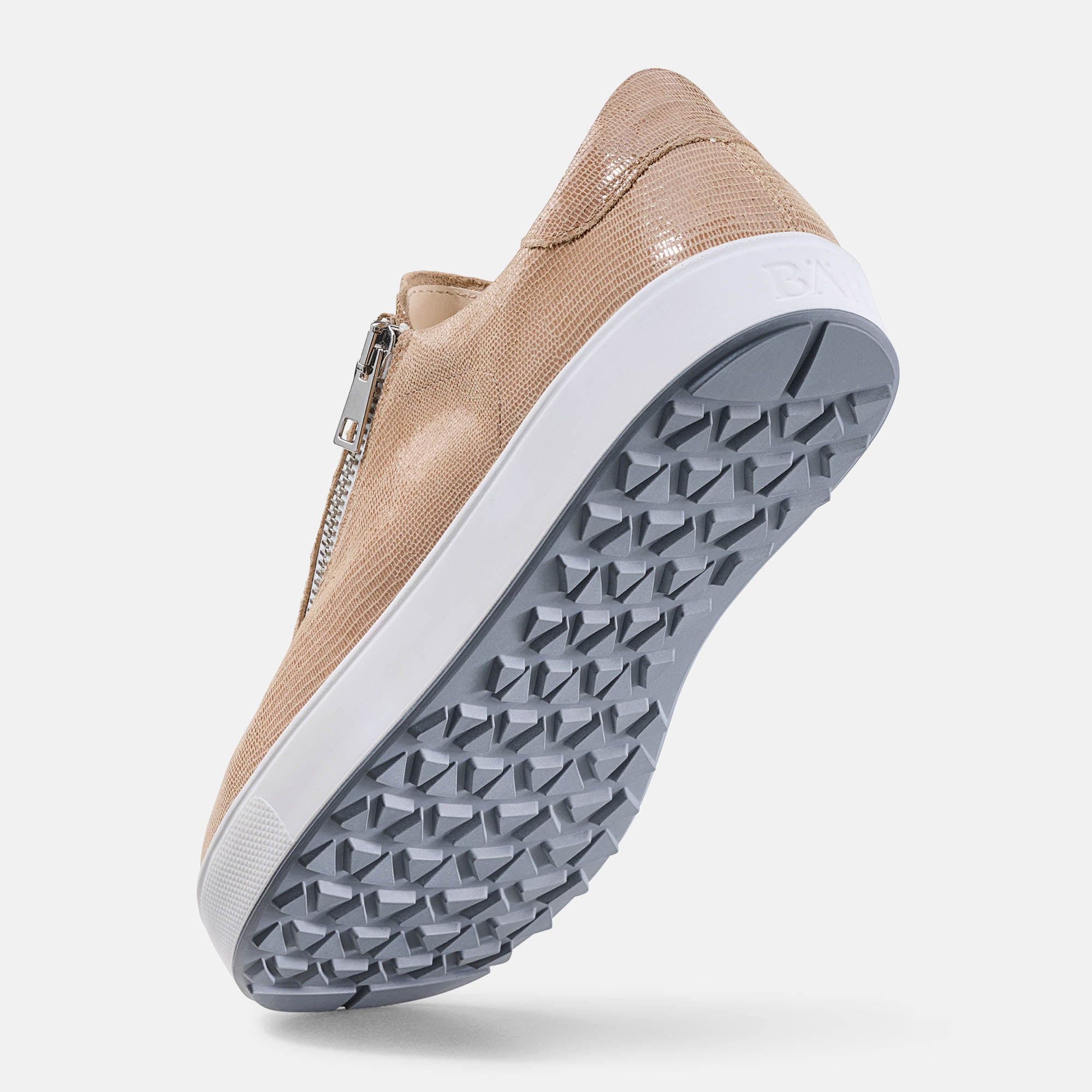 Beige Schnürschuh mit weißer Sohle und Reißverschluss. Graue Sohle mit Profil. Blick von unten.