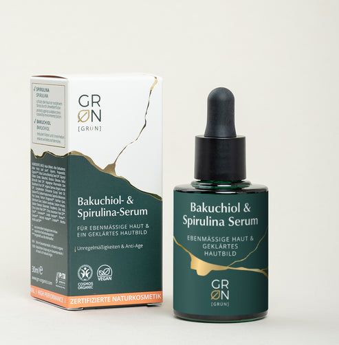 Serumflasche und Verpackung. Aufschrift: Bakuchiol & Spirulina Serum. GRØN-Logo. Zertifizierte Naturkosmetik.