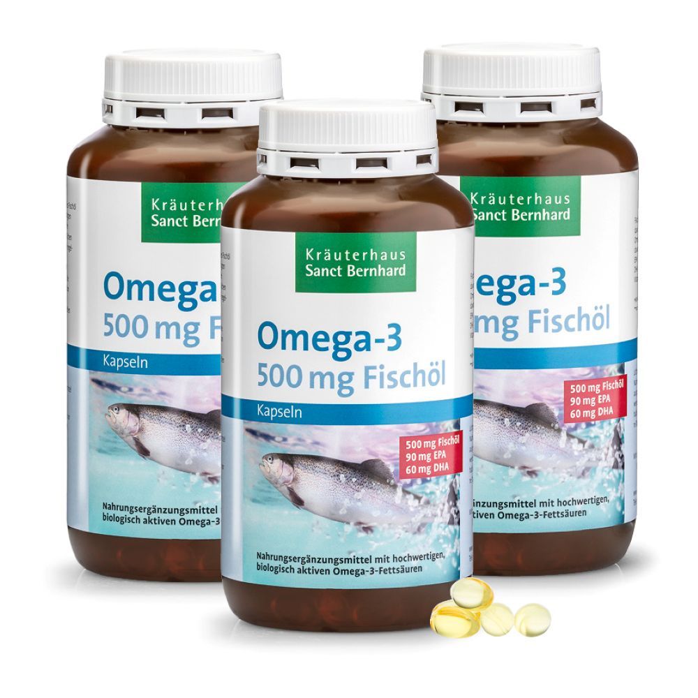 Drei braune Flaschen mit weißen Deckeln. Etiketten mit Produktnamen, Fisch-Illustration und Angaben zu Omega-3-Gehalt. Einige Kapseln daneben.