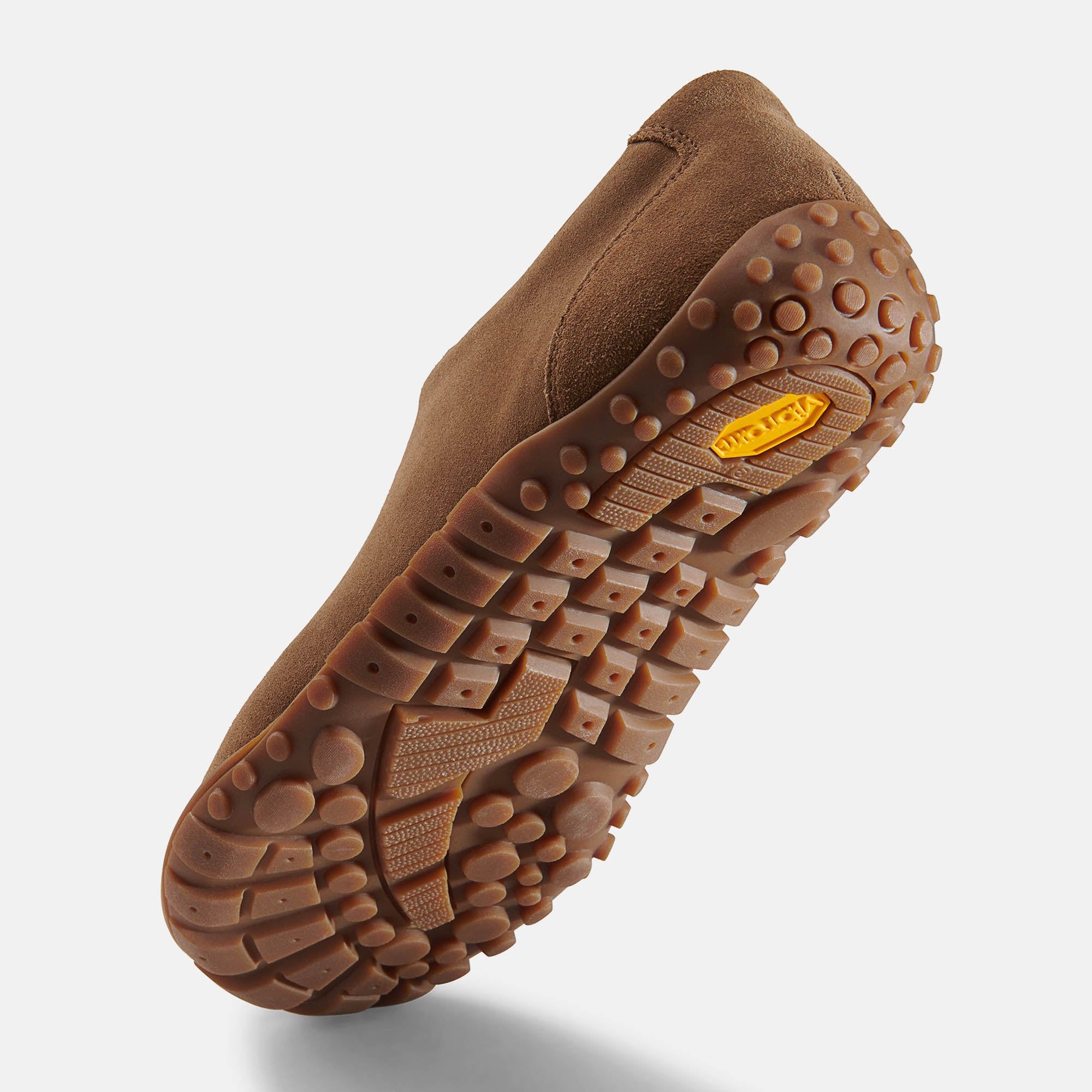 Braune Schuhsohle mit Profil. Auf der Sohle steht gelb 'Vibram'. Die Sohle ist von unten abgebildet.