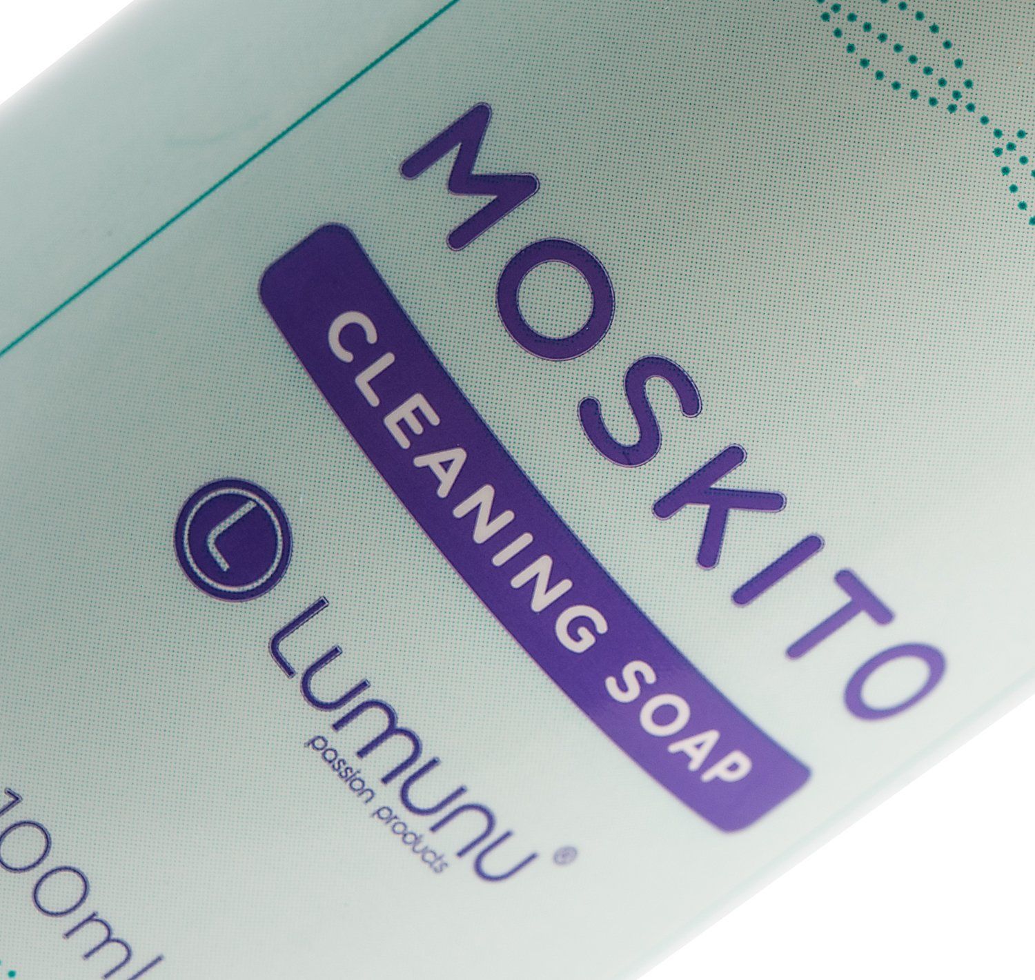 Nahaufnahme des "Moskito Cleaning Soap"-Etiketts. "Lumunu"-Logo und Schriftzug "passion products".