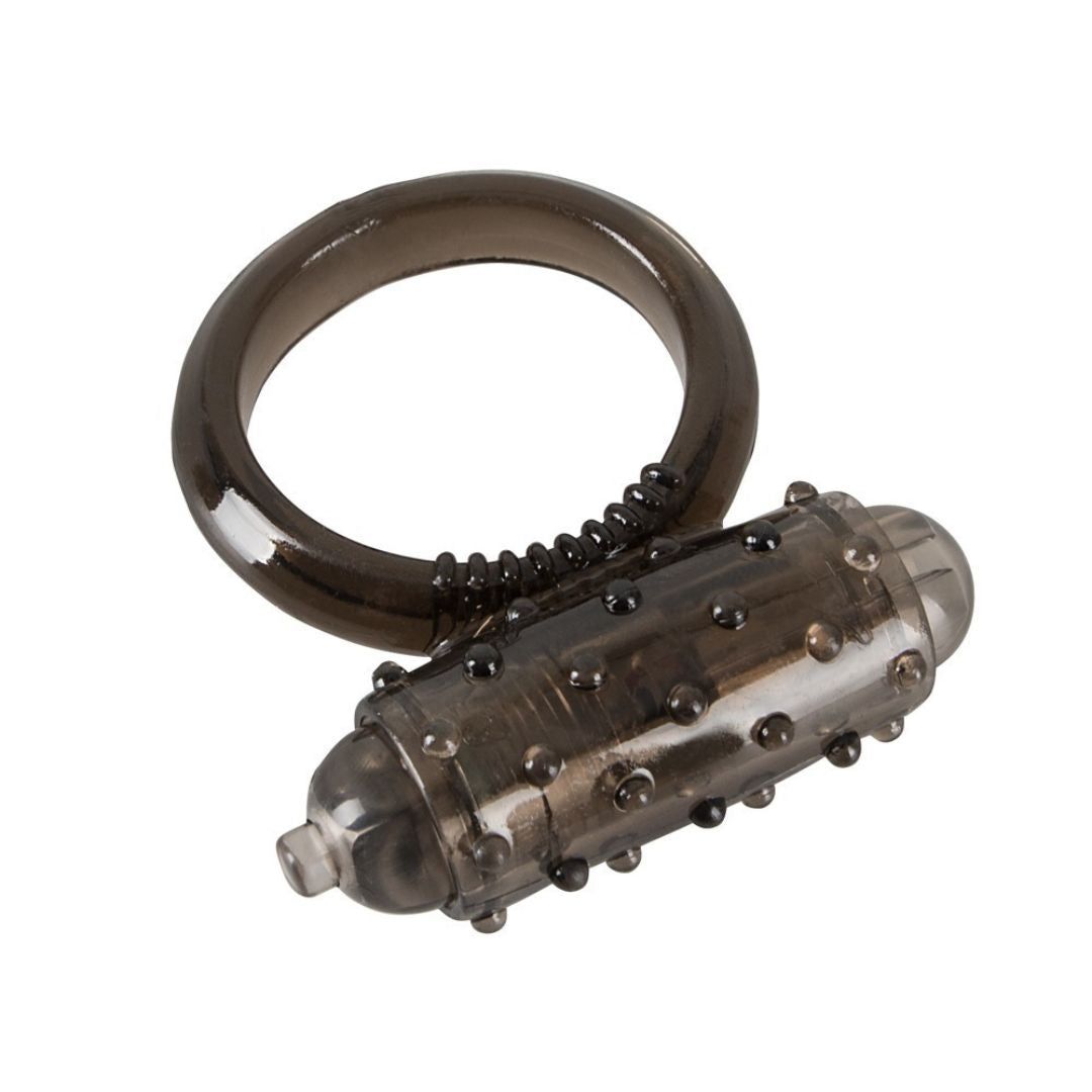 Schwarzer Penisring mit Vibrationsfunktion. Ring und Vibrationsaufsatz mit Noppen.