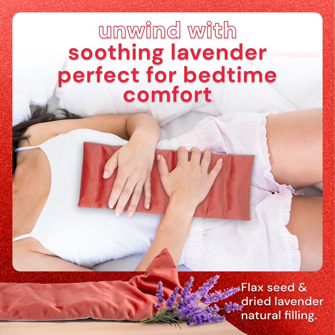 Ein rotes Wärmekissen mit Lavendelfüllung liegt auf einer Person im Bett. "Unwind with soothing lavender" ist oben zu lesen.