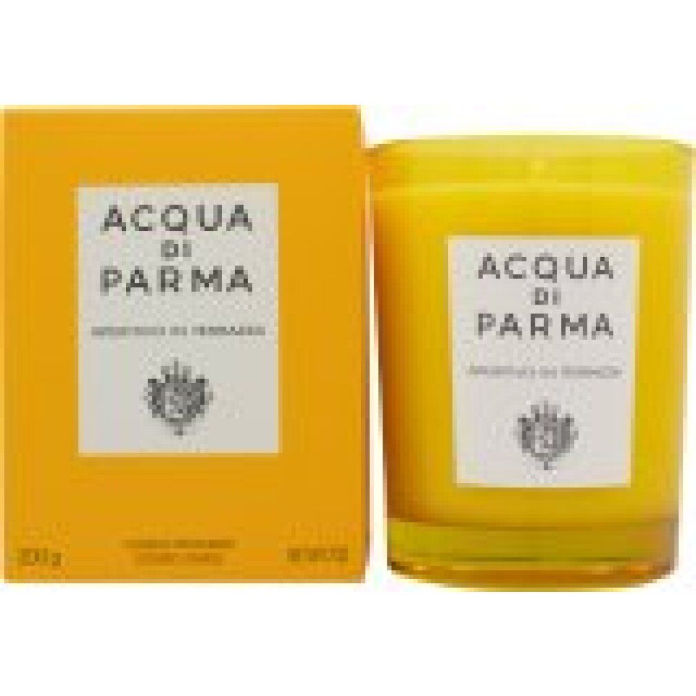Gelbe Kerze in Glas neben quadratischer Verpackung. Beide tragen das Logo "Acqua di Parma" und Produktinformationen.