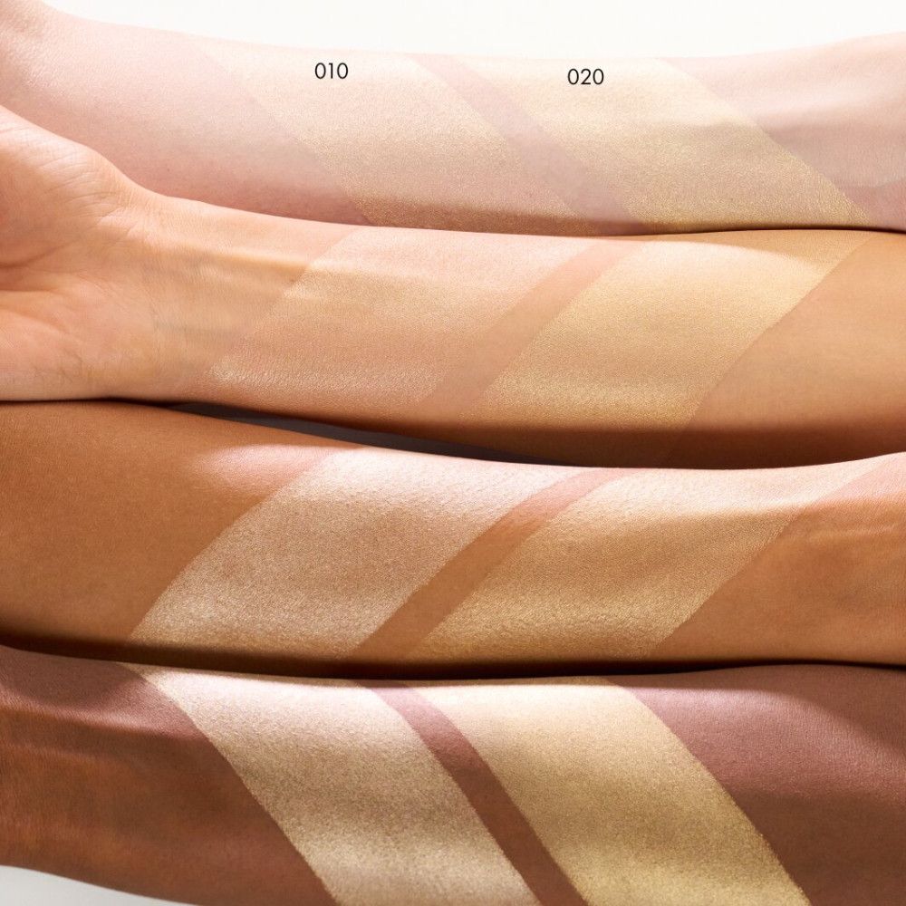 Arme mit Highlighter-Swatches in verschiedenen Farbtönen. Aufschrift: 010, 020. Hauttöne von hell bis dunkel.