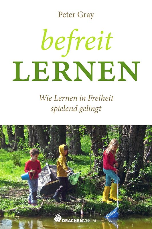 Buchcover: "befreit LERNEN" von Peter Gray. Kinder spielen am Wasser. Titel in Grün. Untertitel: Wie Lernen in Freiheit spielend gelingt.