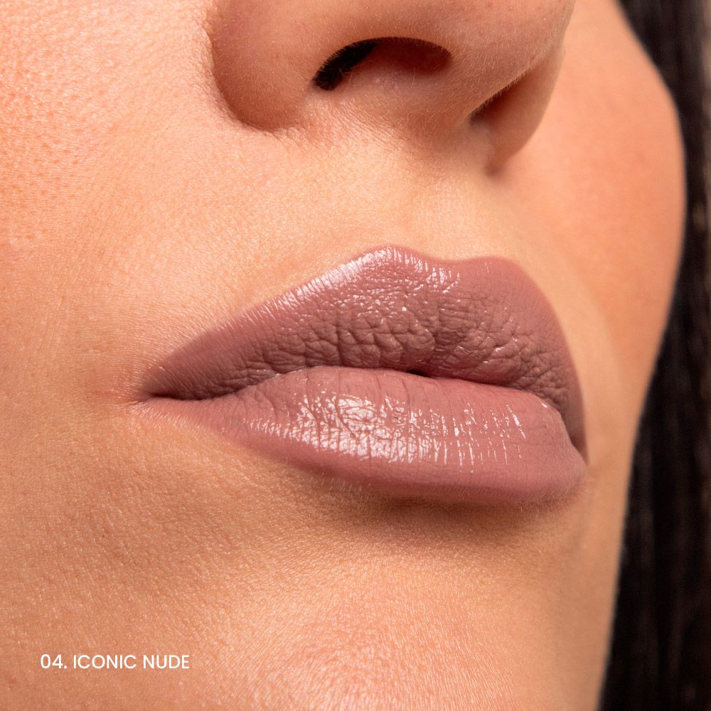 Primo piano di labbra con rossetto marrone rosato. In basso, la scritta "04. ICONIC NUDE".